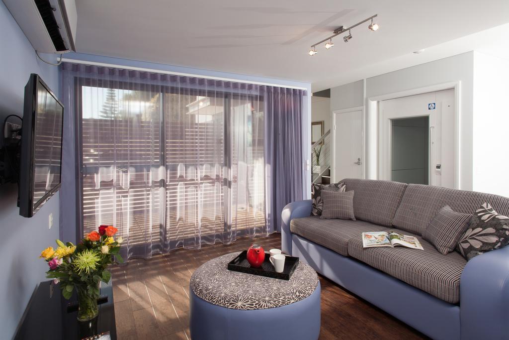 Waves Villa Albany